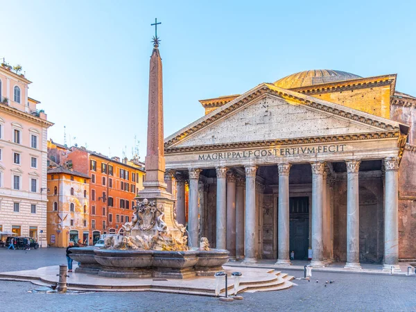 万神殿和丰塔纳德尔万神殿与纪念性方尖碑在广场德拉罗通达，罗马，意大利 — 图库照片