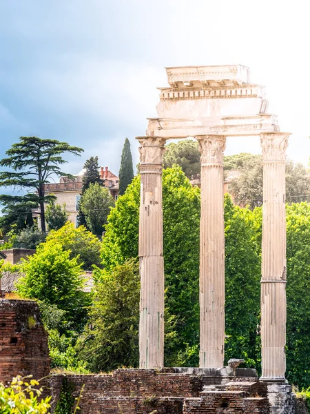 Templo de Castor e Pollux, italiano: Tempio dei Dioscuri. Antigas ruínas do Fórum Romano, Roma, Itália. Vista detalhada — Fotografia de Stock