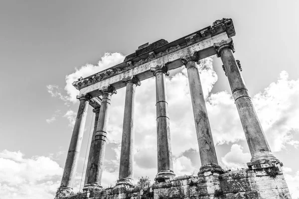 Tempio di Saturno - rovine con vecchie colonne storiche. Foro Romano sito archeologico, Roma, Italia — Foto Stock