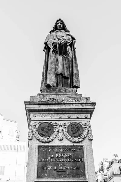 Statue von giordano bruno auf dem campo de fiori, rom, italien — Stockfoto