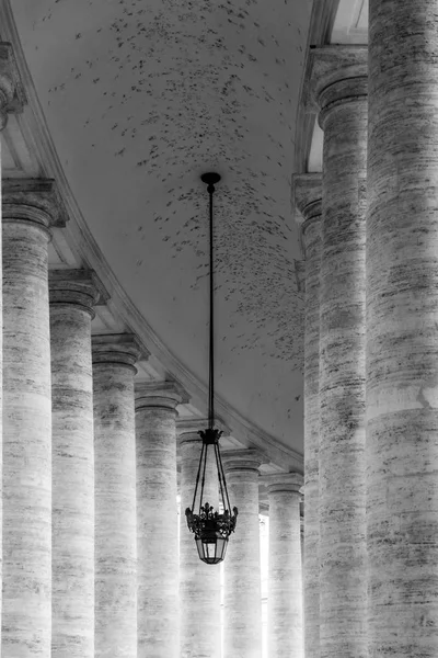 Ряд белых травертиновых колонн. Монументальная дорическая колоннада площади Святого Питера в Ватикане — стоковое фото