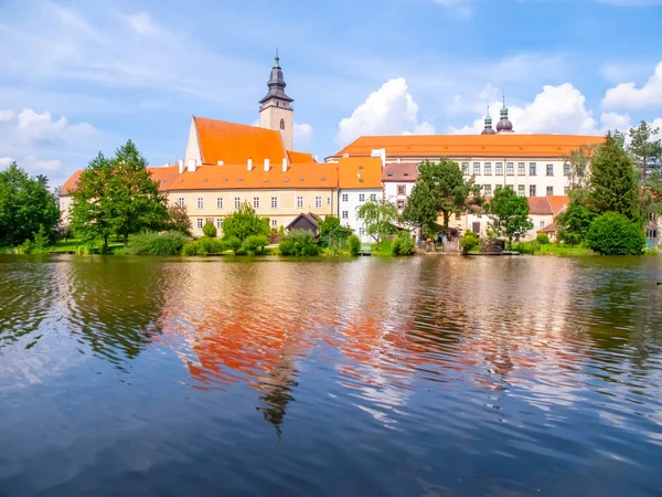 Vista panoramica del Castello di Telc. Riflessione sull'acqua, Repubblica Ceca. Patrimonio Mondiale UNESCO . — Foto Stock