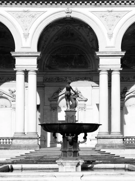 Fontana di Venere con Amor e delfino a Palazzo Wallenstein, sede del Senato della Repubblica Ceca, Città Minore, Praga, Repubblica Ceca — Foto Stock