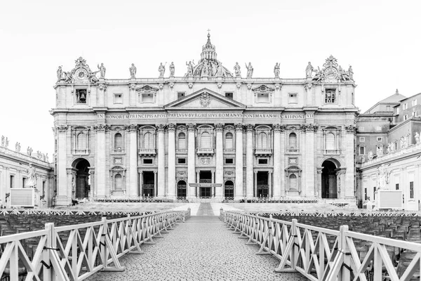 Basílica de São Pedro - entrada principal da Praça de São Pedro. Cidade do Vaticano — Fotografia de Stock