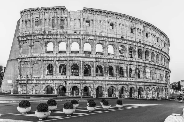 Coliseu, ou Coliseu. Manhã ao nascer do sol no enorme anfiteatro romano, Roma, Itália . — Fotografia de Stock