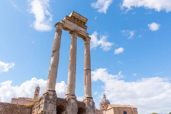 Templo de Castor e Pollux, italiano: Tempio dei Dioscuri. Antigas ruínas do Fórum Romano, Roma, Itália — Fotografia de Stock