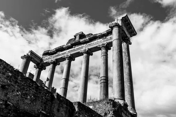 Templo de Saturno - ruinas con antiguas columnas históricas. Sitio arqueológico del Foro Romano, Roma, Italia — Foto de Stock