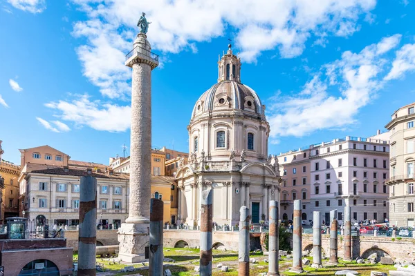 Columna de Trajanos e Iglesia del Santísimo Nombre de María, Roma, Italia — Foto de Stock