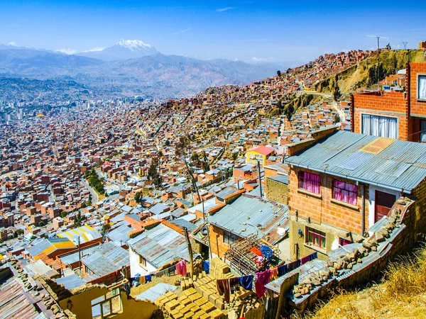 贫民窟的房子建在陡峭的玻利维亚拉巴斯 — 图库照片