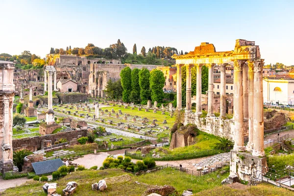 Foro Romano con rovine del Tempio di Saturno nella soleggiata mattinata estiva. Rovine antiche a Roma, Italia — Foto Stock