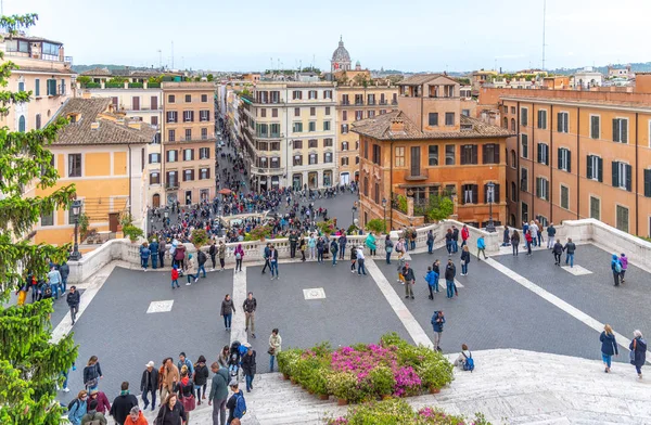 ROME, ITALIEN - MAJ 05, 2019: Många turister på Spanska trappan. Täta gator i Rom, Italien — Stockfoto