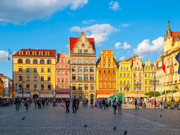 WROCLAW, POLOGNE - 28 AOÛT 2014 : Maisons colorées sur la place principale à Wroclaw, Pologne — Photo