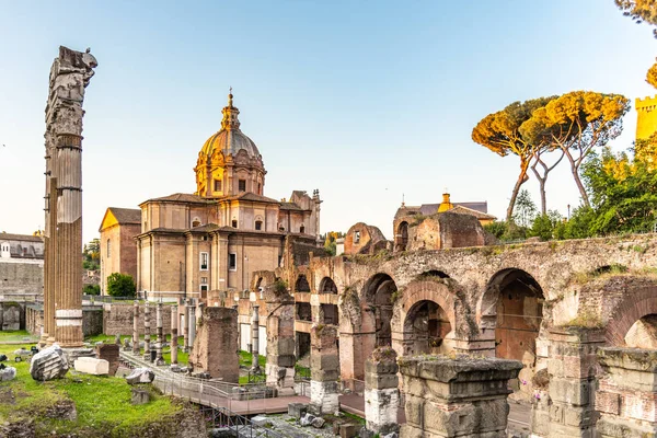 Foro Romano con Chiesa dei Santi Luca e Martina nella soleggiata mattinata estiva. Rovine antiche a Roma, Italia — Foto Stock