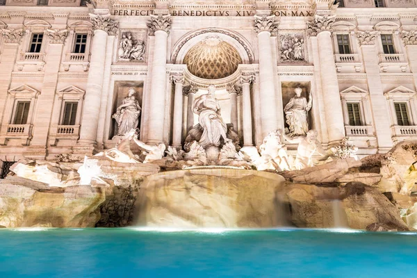 特雷维喷泉， 意大利语： 丰塔纳迪特雷维， 照亮罗马， 意大利的夜晚. — 图库照片