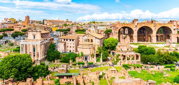 Roman Forum, Latin Forum Romanum, most important cenre in ancient Rome, Italy. Aerial view from Palatine Hill — Stock Photo, Image