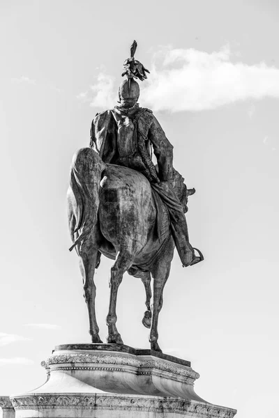 维托里奥·伊曼纽尔一世的马术雕像 - 维托里亚诺纪念碑或阿尔塔雷德拉帕特里亚。意大利 罗马 — 图库照片