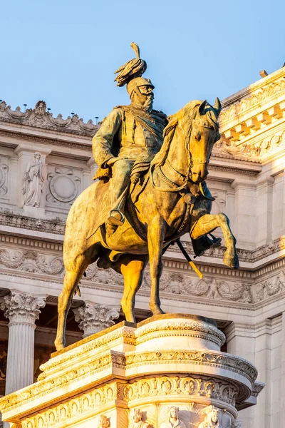 Jezdecká socha Vittoria Emanuele II-památník Vittoriana nebo Altare della Patria. Řím, Itálie. Ranní čas východu slunce — Stock fotografie