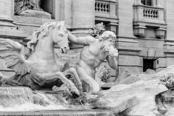 Statue en marbre blanc de Triton avec cheval docile, partie de la fontaine de Trevi, Rome, Italie — Photo