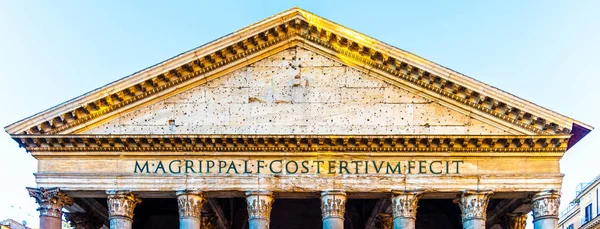 Pediment och trumhinnan detalj av romersk Pantheon, Rom, Italien — Stockfoto