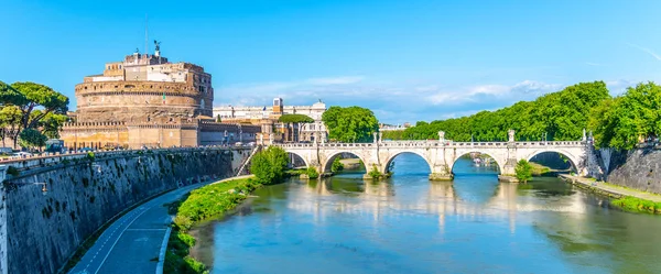 Castel SantAngelo e Ponte SantAngelo - ponte sobre o rio Tibre, Roma, Itália — Fotografia de Stock