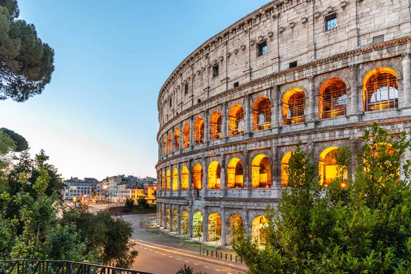 Coliseu, ou Coliseu. Manhã ao nascer do sol no enorme anfiteatro romano, Roma, Itália . — Fotografia de Stock