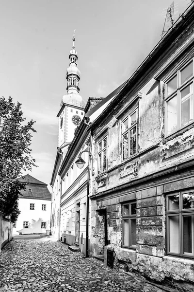 Старые городские дома и колокольня церкви благочинных обращения лордов на горе Табор, Чешская Республика — стоковое фото