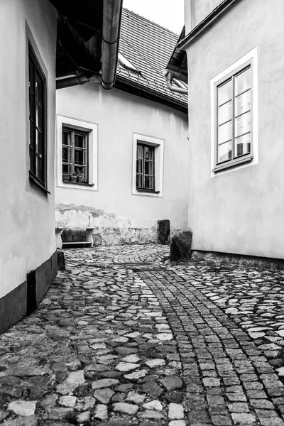 Wąska, brukowany starożytna ulica z malowniczymi barwnymi domami, średniowieczne Stare Miasto Tabor, Republika Czeska — Zdjęcie stockowe