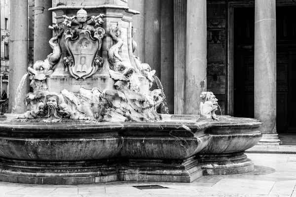 Подробный вид фонтана Пантеон, итальянский: Фонтана-дель-Пантеон, на площади Ротонда, Рим, Италия — стоковое фото