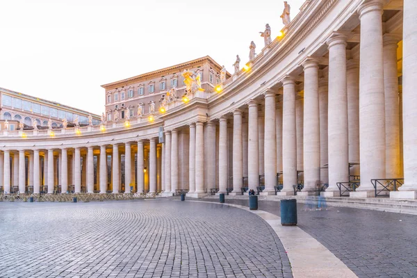 Δωρική κιονοστοιχία με αγάλματα Αγίων στην κορυφή. Πλατεία Αγίου Πίτερς, πόλη του Βατικανού — Φωτογραφία Αρχείου