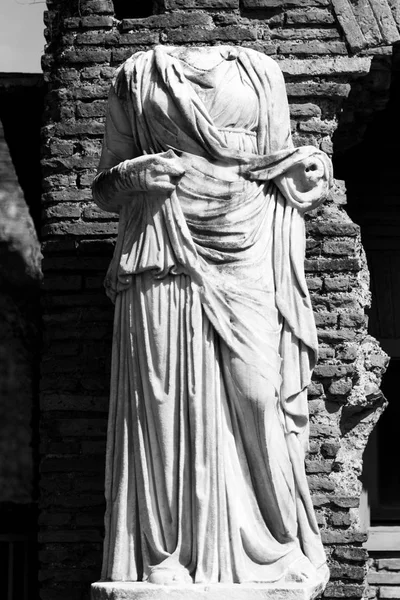 ベスタル・ヴィギンのアンティーク大理石のヘッドレス像。ローマフォーラムのベスタルの家, ローマ, イタリア — ストック写真