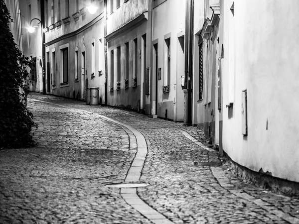 Calle antigua empedrada estrecha en el casco antiguo medieval de Tabor, República Checa. Fotografía nocturna — Foto de Stock