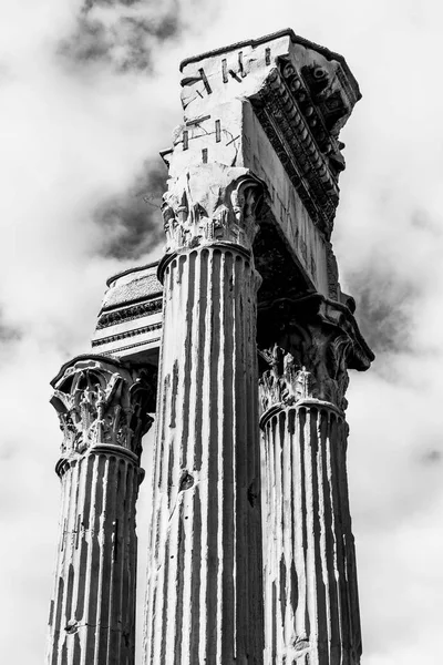 Veduta dettagliata delle rovine del tempio nel Foro Romano, Roma, Italia — Foto Stock