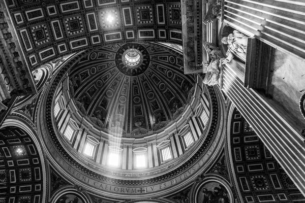 CIDADE DO VATICANO - MAIO 07, 2019: Raio de luz na cúpula. Interior da Basílica de São Pedro, Vaticano, em Roma, Itália — Fotografia de Stock