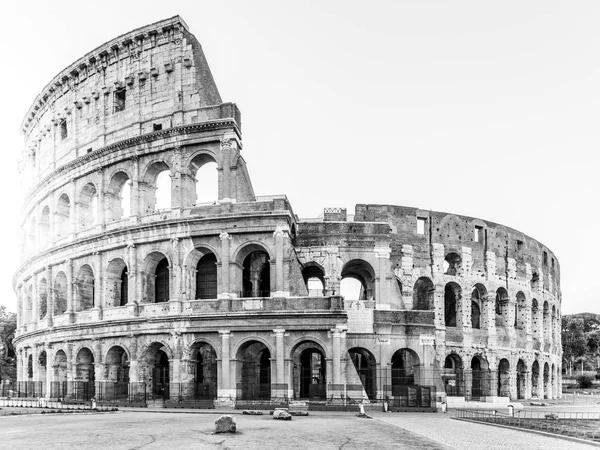 Coliseu, ou Coliseu. Manhã ao nascer do sol no enorme anfiteatro romano, Roma, Itália . — Fotografia de Stock