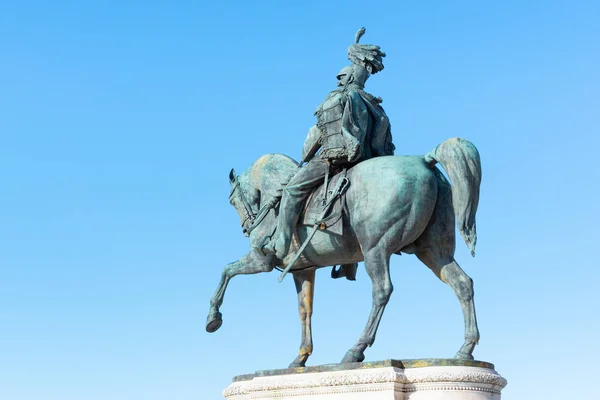 Rid-staty av Vittorio Emanuele II-monument Vittoriano eller altare della Patria. Rom, Italien — Stockfoto