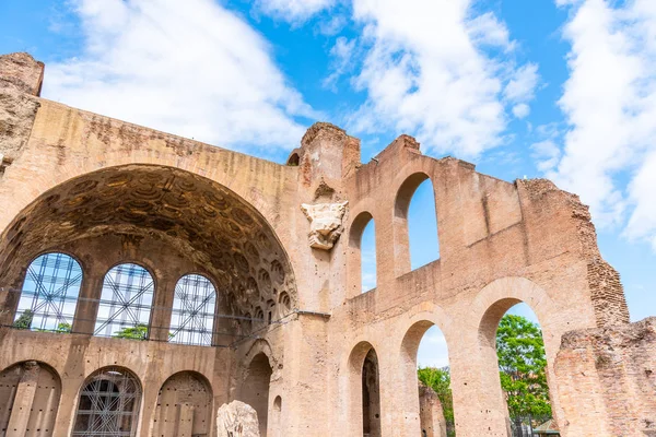 Archi monumentali della Basilica di Massenzio, Italia: Basilica di Massenzio, rovine del Foro Romano, Roma, Italia — Foto Stock