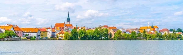 Jindrichuv Hradec paisaje urbano panorámico con estanque Vajgar en primer plano. República Checa — Foto de Stock