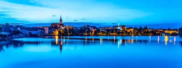 Jindrichuv hradec panoramische Stadtlandschaft mit Vajgar Teich im Vordergrund. Tschechische Republik — Stockfoto