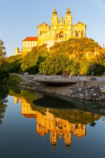 Abbazia di Melk, in tedesco: Stift Melk, riflessa nelle acque del Danubio, Wachau Valley, Austria — Foto Stock