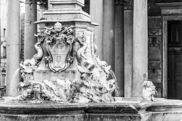 Vista detalhada da Fonte do Panteão, Italiano: Fontana del Pantheon, na Piazza della Rotonda, Roma, Itália — Fotografia de Stock