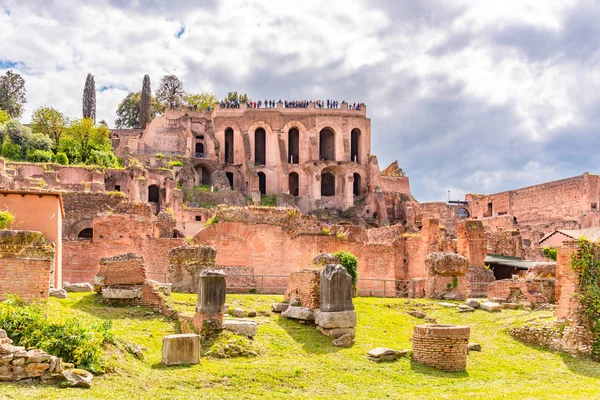 Terasz a Palatinus-hegyen. A legjobb kilátóhely a Forum Romanum, Róma Olaszország — Stock Fotó