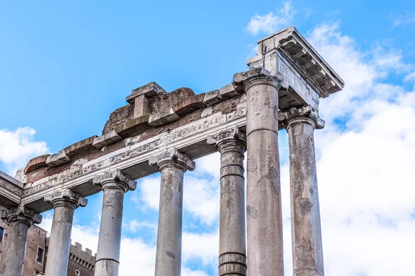 토성의 사원 - 오래된 역사적 기둥 유적. 로마 포럼 고고학 유적지, 로마, 이탈리아 — 스톡 사진