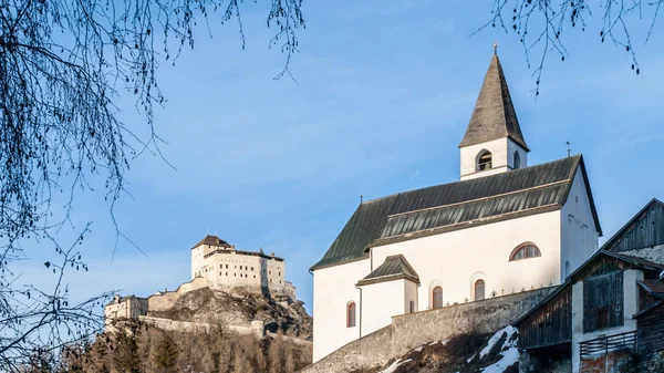 Iglesia y castillo de Tarasp en los Alpes suizos — Foto de Stock