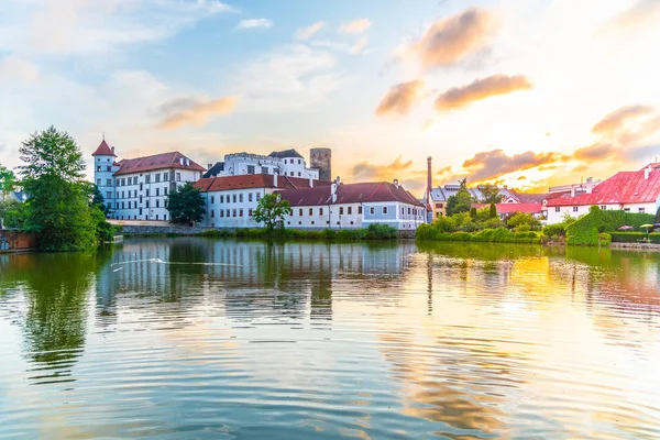 Castillo de Jindrichuv Hradec al atardecer. Reflejado en el pequeño estanque de Vajgar, Jindrichuv Hradec, República Checa — Foto de Stock