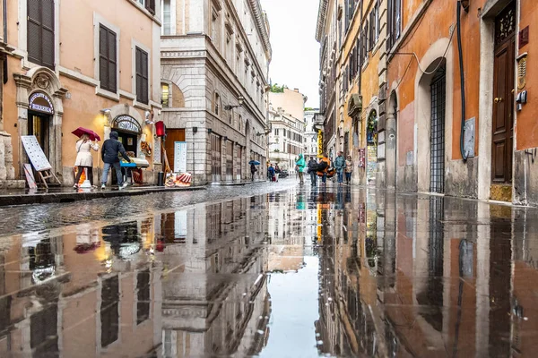 ROMA, ITALIA - 05 DE MAYO DE 2019: La gente en las calles de Roma se refleja en la lluvia del agua. Roma, Italia — Foto de Stock