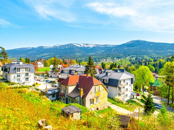 Szklarska Poreba y las montañas gigantes en el fondo, Polonia —  Fotos de Stock