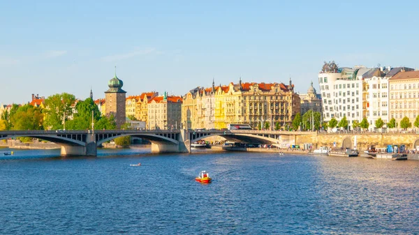 Embankment de Masaryk avec et château d'eau de Sitkovska Pont Palacky sur la rivière Vltava dans le centre-ville de Prague, République tchèque — Photo