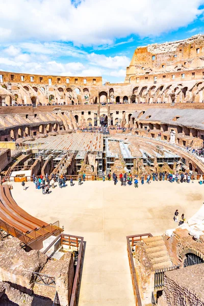 ROME, ITALY - 6 Mayıs 2019: Colosseum, nam-ı diğer Kolezyum veya Flavian Amphiteatre 'ın içi - Roma, İtalya' nın merkezinde bulunan dünyanın en büyük amfitiyatrosu — Stok fotoğraf