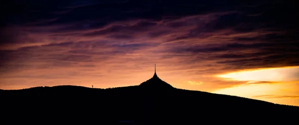 Silhueta noturna da montanha Jested, Liberec, República Checa — Fotografia de Stock