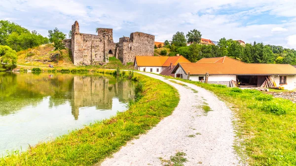 Borotin Castle ruínas com lagoa romântica em primeiro plano, Borotin, Boêmia do Sul, República Checa — Fotografia de Stock
